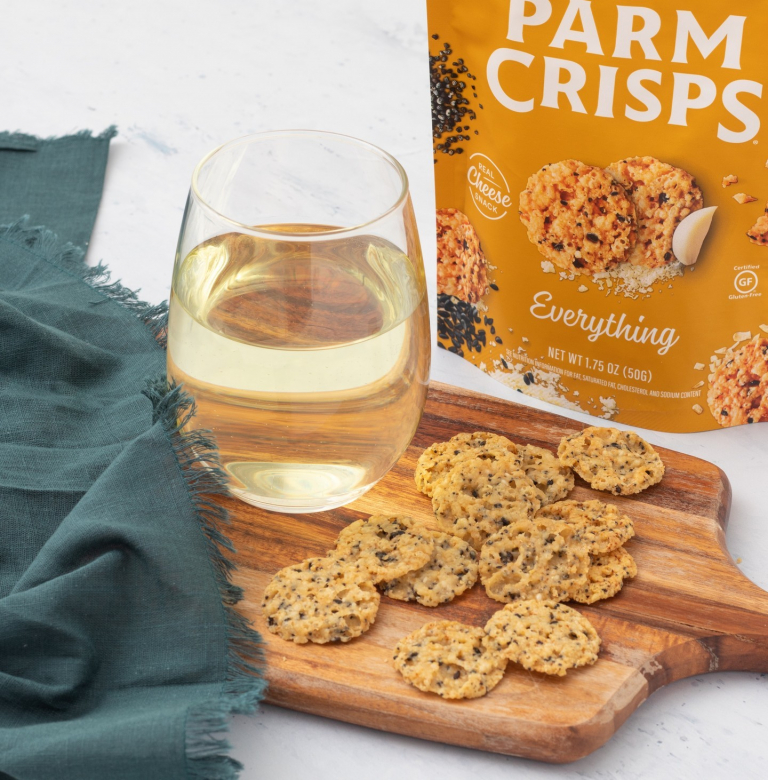 Wondering what the best wine is to pair with your delicious ParmCrisps®? We recommend trying Pinot Grigio, Riesling, Sauvignon Blanc, or Chardonnay with our flavorful cheese crisps at your next wine and cheese tasting ?⁣
⁣
#parmcrisps #UnsinfullyGood #wine #snack #protein #cheesesnack #ingredients